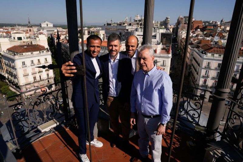El reloj de Sol se retrasa una hora por el Día de Canarias