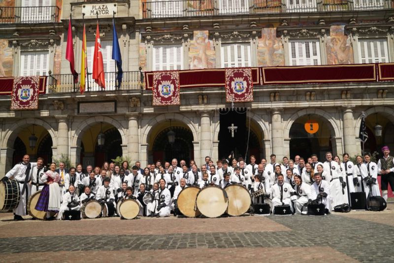 Domingo Santo tamborrada en la plaza Mayor